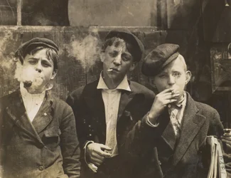 Kolme nuorta sanomalehtipoikaa tupakoimassa, Saint Louis, Missouri, USA, 1910
