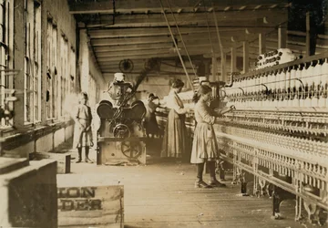 Kaksi nuorta kehräajaa Catawba Cotton Millsissa, Newtonissa, Pohjois-Carolinassa, 1908