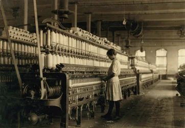 Nuori teini-ikäinen tyttö työskentelee kehräjänä Cotton Millissa, West, Texas, USA, n. 1913