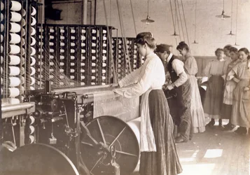 Nuoret naiset työskentelevät kehruukoneella puuvillatehtaalla, Etelä-Carolinassa, 1908