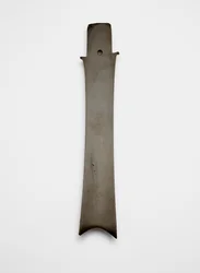Haarukkaterä (zhang 璋), n. 2000-1700 eKr. (jade, nefriitti)