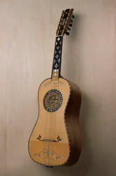 Chitarra battente (kitara), soitin, joka valmistettiin soitinrakentaja Pasquale Scalan verstaassa Praianossa, Campaniassa. Italia, 1900-luku
