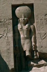 Egypti, Nubia, Abu Simbel, Ramses II:n suuri temppeli, julkisivu, markkinarako auringonjumala Ra-patsaalla