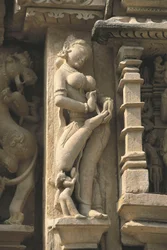 Surasundaria (taivaallista kaunotarta) esittävä reliefi, Parshvanatha-temppeli, Khajurahon monumenttiryhmä (Unescon maailmanperintöluettelo)