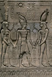 Reliefi Thutmose III:n ja jumalien Hekan ja Khnumin kanssa, Khnumin temppelin Hypostyle Hallin julkisivu, Esna, Egypti, egyptiläinen sivilisaatio, yksityiskohta faraon kanssa