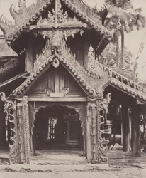 Pugahm Myo: Veistetty oviaukko Shwe Zeegongin pagodin sisäpihalla