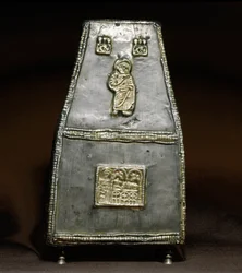 Keskiajan arkeologia (keskiaika). Barbarian Art of Lombardy: Hopealaatikko pyhäinjäännösten vastaanottamiseen (relikviaari). Lombard-taide, 8.-9. vuosisadat. Raha. Cividale del Friuli, Chretien-museo, katedraalin aarre