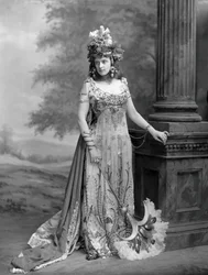 Rouva Algernon Bourke 1870-1967, os. Guendoline Irene Emily Sloane-Stanley..., 1897.