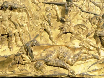 Daavid ja Goljat, yksityiskohta alkuperäisestä paneelista kastekappelin East Doorsista, 1425-52 (kullattua pronssia) (kunnostuksen jälkeinen)