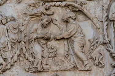 Gideonin vääntelevä fleece, yksityiskohta Jesse-puusta ja messiaanisista profetioista, Genesiksen tarinat, Lorenzo Maitanin (ennen 1275-1330) bareljeefit, toinen pilari, Orvieton katedraalin julkisivu, Umbria, Italia