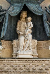Madonna lapsen kanssa pronssisella katoksella, kirjoittanut Lorenzo Maitani (ennen 1275-1330), lunette keskussisäänkäynnin yläpuolella, Orvieton katedraalin julkisivu, Umbria, Italia