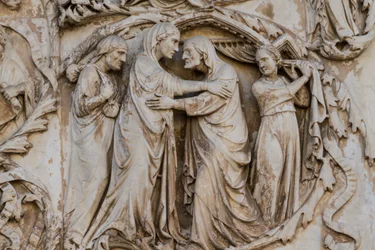 Maria Elisabetin luona, yksityiskohta kohtauksista Kristuksen elämästä, tarinoita Uudesta testamentista, Lorenzo Maitanin (ennen 1275-1330) bareljeefit, kolmas pilari, Orvieton katedraalin julkisivu, Umbria, Italia