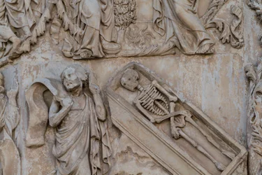 Profeetta Hesekiel, yksityiskohta Jesse-puusta ja messiaanisista profetioista, Genesiksen tarinat, Lorenzo Maitanin (ennen 1275-1330) bareljeefit, toinen pilari, Orvieton katedraalin julkisivu, Umbria, Italia
