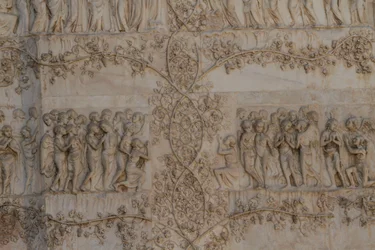 Viimeisen tuomion kohtaukset, Apokalypsin tarinat, Lorenzo Maitanin (ennen 1275-1330) bareljeefit ja avustajat, neljäs pilari, Orvieton katedraalin julkisivu, Umbria, Italia