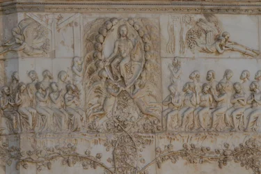 Viimeisen tuomion kohtaukset, Apokalypsin tarinat, Lorenzo Maitanin (ennen 1275-1330) bareljeefit ja avustajat, neljäs pilari, Orvieton katedraalin julkisivu, Umbria, Italia