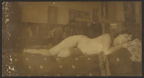 [Nainen alasti]