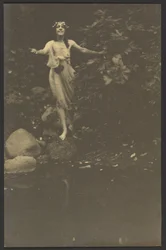 [Puolialaston nainen lammen rannalla]