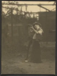 [Pikkupoika leikkii cowboyta]