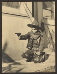 [Pikkupoika cowboy-asussa]