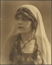 [Nautch-tytön muotokuva]