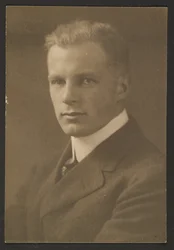 [Muotokuva miehestä, jolla on Crew Cut]