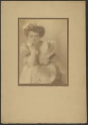 [Muotokuva naisesta, jolla on pompadour-kampaus]