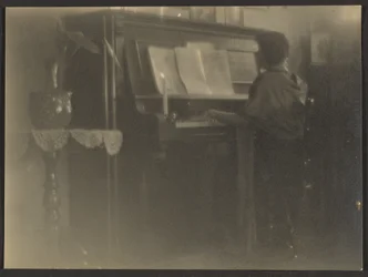 [Nainen soittaa pianoa]
