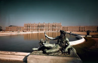Näkymä Versaillesin linnan puiston julkisivulle ja suihkulähteille. Luoneet arkkitehdit Louis Le Vau (1612-1670) ja Jules Hardouin Mansart (1646-1708) 1668-1684 Chateaux of Versailles ja Trianon, Versailles