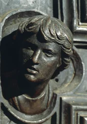 Giuliano de Medicin päällikkö, yksityiskohta Luca della Robbian (1400-1481) oven pronssisteoksesta. New Sacristy, Santa Maria del Fioren katedraali, Firenze. Italia