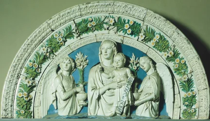 Madonna ja lapsi, kirjoittanut Luca della Robbia (noin 1400-1482), lasitettu keramiikkakehys