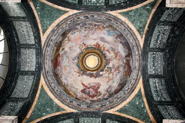 Näkymä Cybo-kappelin kupolista, Luigi Garzin (1638-1721) freskomaalaus (Näkymä Cybo-kappelin kupolista, freskoi Luigi Garzi) Rooma Basilica di Santa Maria del Popolo (Santa Maria del Popolon kirkko), Cybo Kappeli