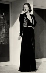 Mallilla on yllään pitkä tummasta sametista valmistettu iltapuku, jossa on kirjailtu koristelu, jonka on luonut italialainen couture house "Fercioni". (m/w kuva)