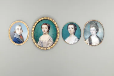 Rouva Arabella Walker-Heneage, s. Cope (k. n. 1818), kermanvärisessä mekossa pitsireunuksella ja turkisreunuksella, helmiä kietoutuneena hänen kihartuneisiin hiuksiinsa, taivas ja pilvinen tausta
