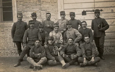 Albumi "The GM R. Army (World War I)": 36. jalkaväkirykmentin sotilaita kahdella trumpetisoittimella (m/v kuva)