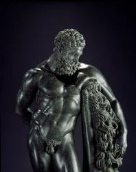 Kreikkalainen taide: ”Lepäävä Herakles”, yksityiskohta. Sikyonilaisen Lysippoksen (395-305 eKr.) nimiin luettu pronssiveistos, 300-luku eKr. Hercules Curinuksen pyhäköstä Sulmonasta. Kansallinen arkeologinen museo, Chieti, Italia