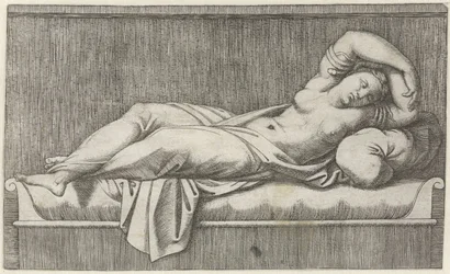 Cleopatra puolialaston makaa sängyllä