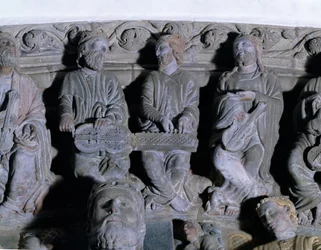 Yksityiskohta Portico de la Gloria -portista, jossa on muusikoita esittävä kivi