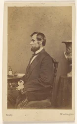 [Abraham Lincoln istuu profiilissa]
