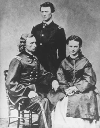 El general George A. Custer (1839-76) amb la seva dona, Elizabeth, i el seu germà, Tom (foto b/n) finlandès