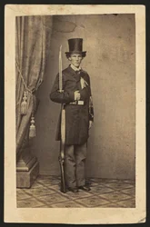 James Henry Lane (1814-1866), poliitikko ja Kansasin vapaavaltiopuolueen johtaja, kokovartalokuva kiväärin kanssa