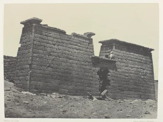 Hémi-Spéos De Séboua, Pylons; Nubia, levy 98 albumista "Egypte, Nubie, Palestine et Syrie" (1852).
