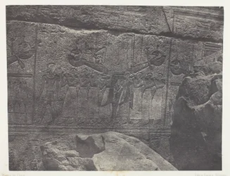 Karnakin palatsi, graniittipyhäkön ulkoveistokset; Thebes