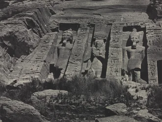 Kallioon hakatun Hathorin temppelin eteläosa, Abu Simbel