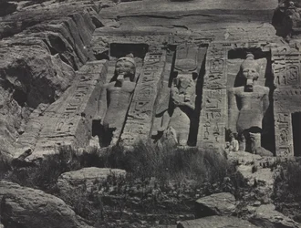 Kallioon hakatun Hathorin temppelin eteläosa, Abu Simbel, 1850.
