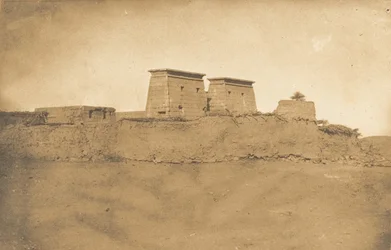 Näkymä Khonsin temppelin pyloneille ja osalle Karnacin kylää, 1849-50.