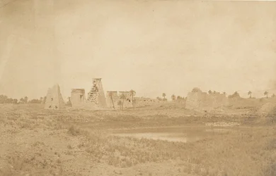 Näkymä Karnacin palatsin Propylaealle, otettu kaakosta, 1849-50.