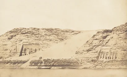 Yleiskuva Phrén ja Athorin Speosista Abousemblilissä, otettu saarelta 29. maaliskuuta 1850.