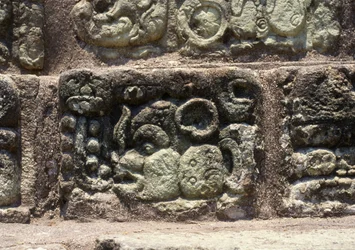 Copanin kaupungin kuvio hieroglyfiportailla, myöhäisklassinen aika (600-900) n. 760 jKr.