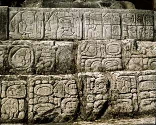 Glyfit talossa C, patio 2 palatsissa