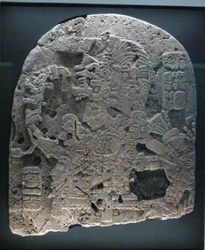 Paneelin fragmentti viivoittimella, Petenin alue, myöhäisklassinen kausi, 600-900 jKr